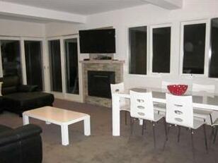 Redgums Private Holiday Apartment - Photo2