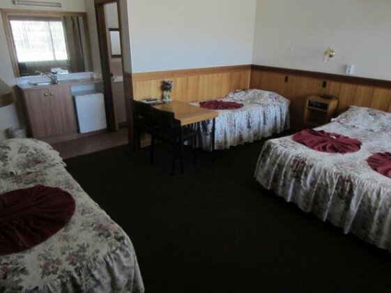 County Lodge Motel - Photo2