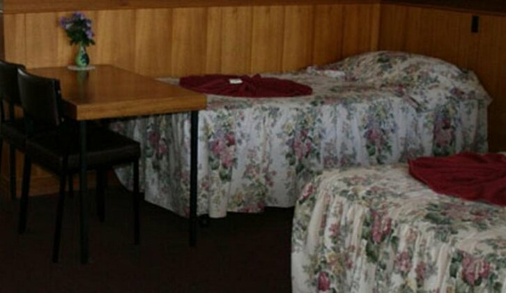 County Lodge Motel - Photo3