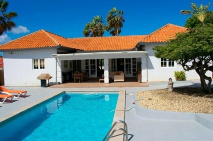 Summer Villa sleeps 8 Pool & Privacy guaranteed