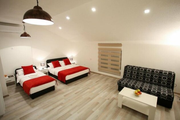 Central Located Guest House - Photo2