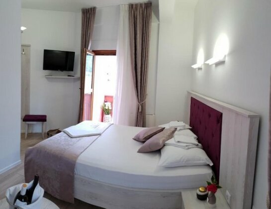 Apis Hotel - Photo2