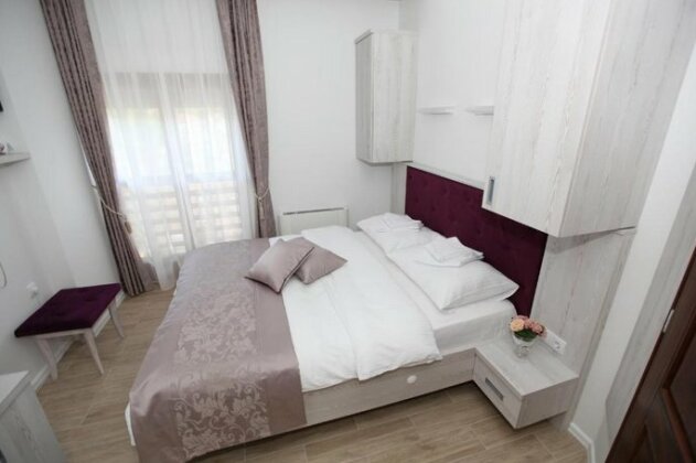 Apis Hotel - Photo3