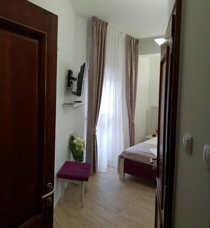 Apis Hotel - Photo4