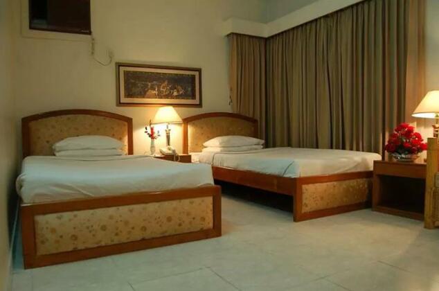 Hotel De Crystal Crown - Photo3