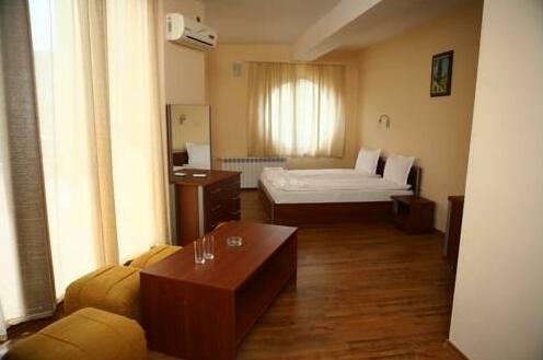 Hotel Queen - Photo3