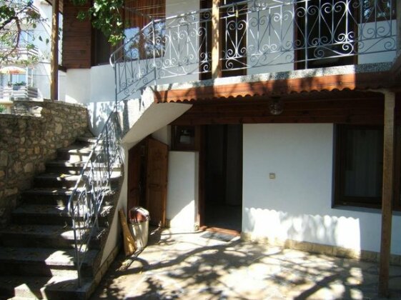 Regina's Guesthouse - Photo2