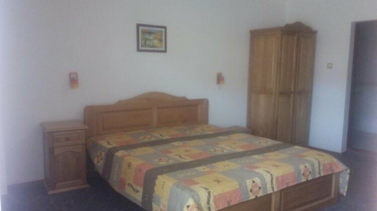 Regina's Guesthouse - Photo5