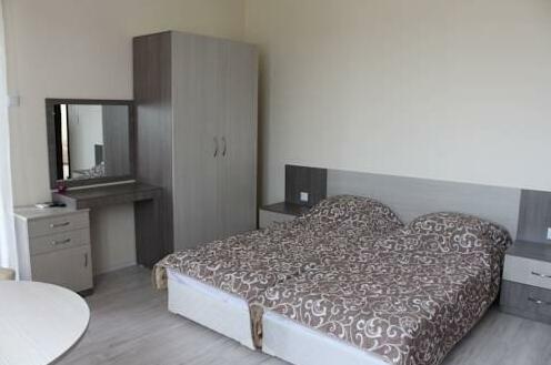 Brilliant Aparthotel - Photo2