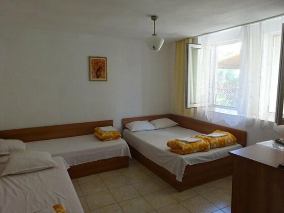 Guest House Hris - Photo3