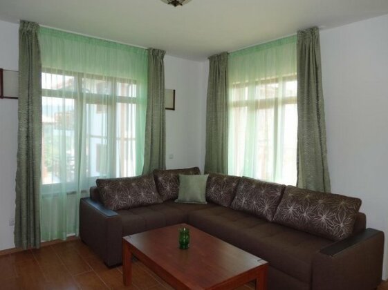 Guest House Ivanini Houses - Photo4