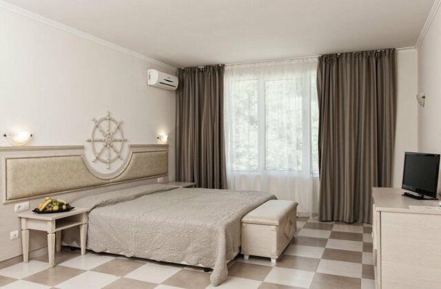 Royal Bay Hotel - Photo2