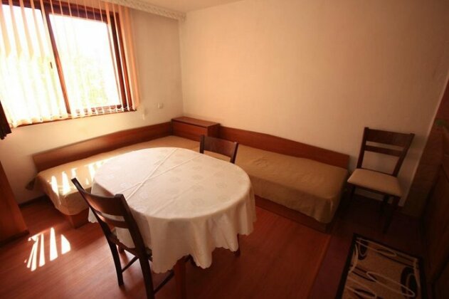  Photo 1