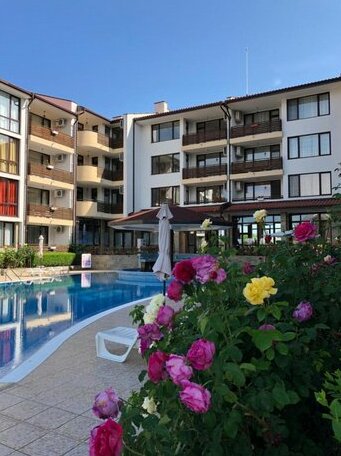 Summer apartments in a family complex Viyana Ravda