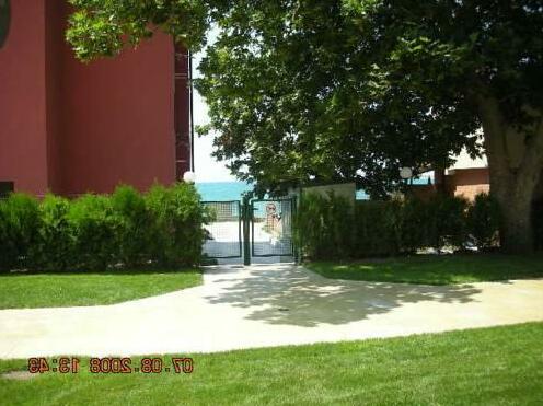Oasis Suites Apartments and Studios - Photo2