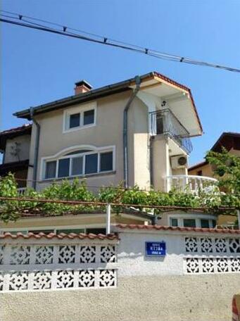 Villa Yana Guest Rooms - Photo2