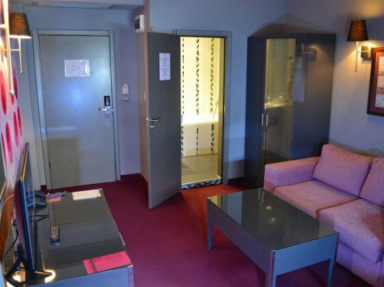 Elate Plaza Hotel - Photo4