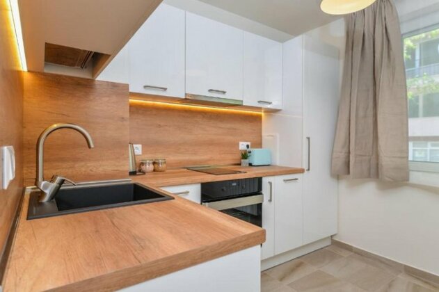 GORA Two Bedroom Central Apartment Zaimov Park - Photo5