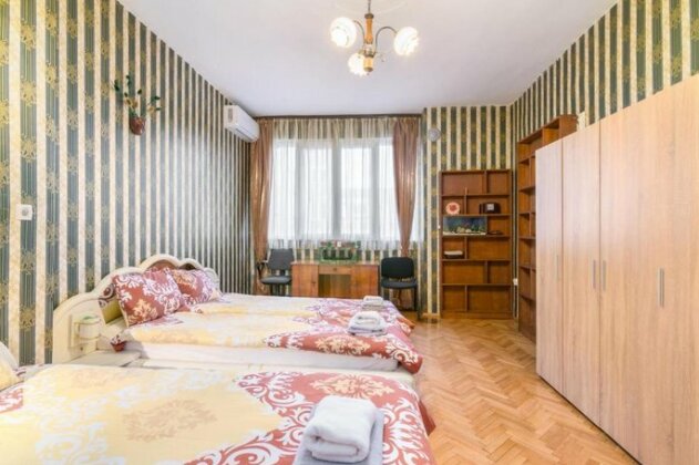 Rakovski Street Three Bedroom Ten People Spacious Apartment