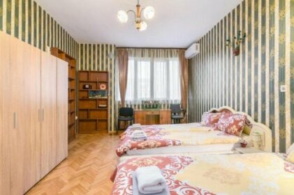 Rakovski Street Three Bedroom Ten People Spacious Apartment