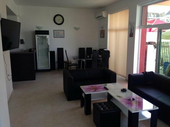 Eleonora Beach - Photo2