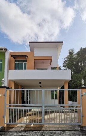 Spacious Semi-Detached Home - Photo2