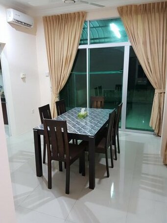 Spacious Semi-Detached Home - Photo5