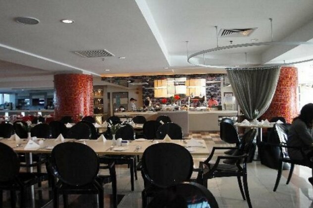 The Centrepoint Hotel - Photo3