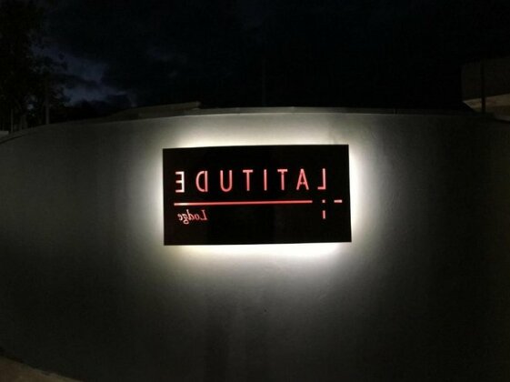 Latitude Lodge - Photo2