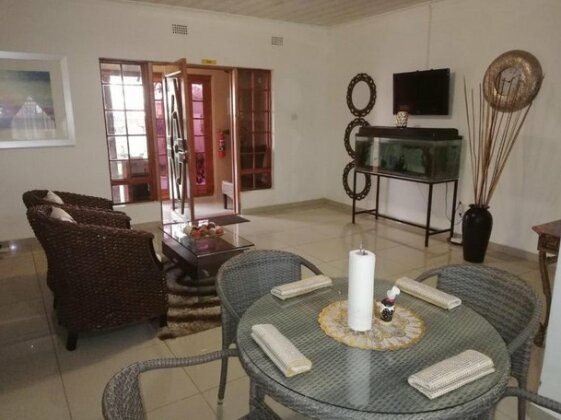 Crown Guesthouse - Photo2