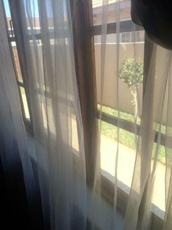 Skyhawk Guesthouse - Photo4
