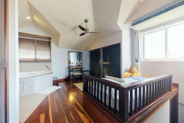 A Penthouse with a View - Photo5