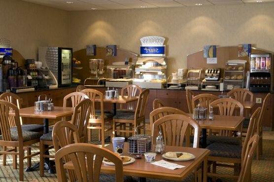 Holiday Inn Express Airdrie - Photo4