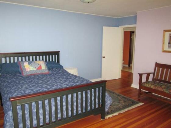 Artist's Cottage Alert Bay - Photo2