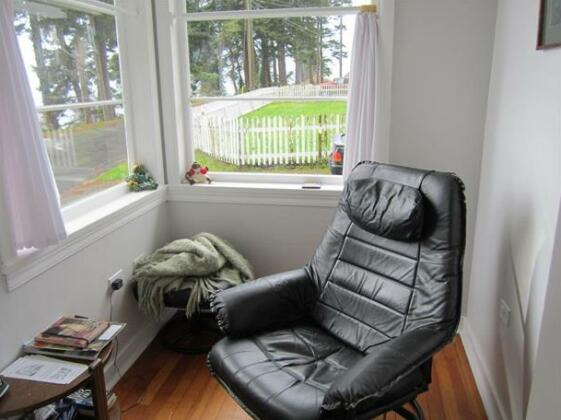 Artist's Cottage Alert Bay - Photo3