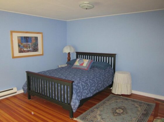 Artist's Cottage Alert Bay - Photo5