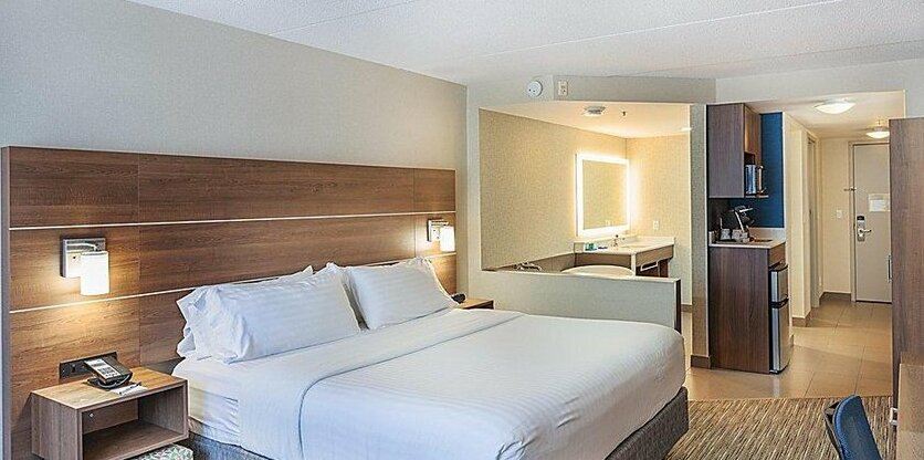 Holiday Inn Express & Suites - Belleville - Photo3