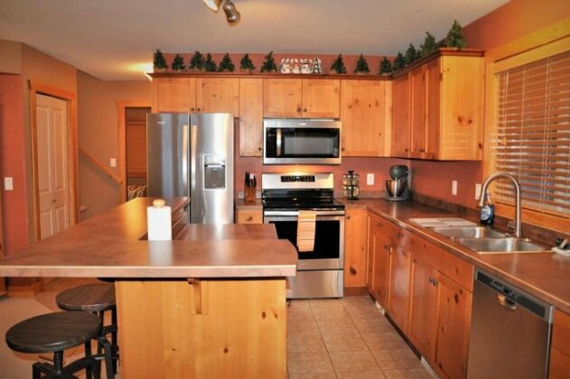 Large Dog Friendly Chalet with Private Hot Tub - Photo2