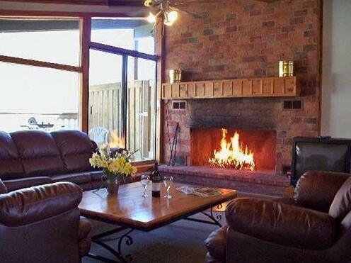 Blue Mountain Rentals - Five-Bedroom Chalet with Outdoor Hot Tub - Photo2