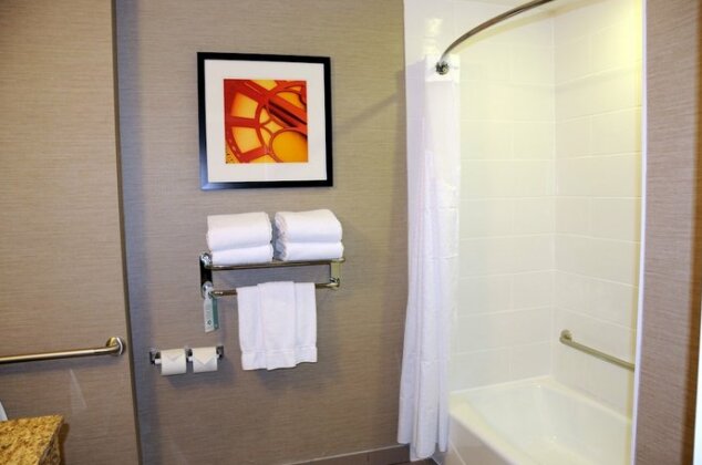 Holiday Inn Express Hotel & Suites Bonnyville - Photo3