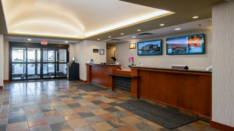 Service Plus Inn and Suites Calgary - Photo2