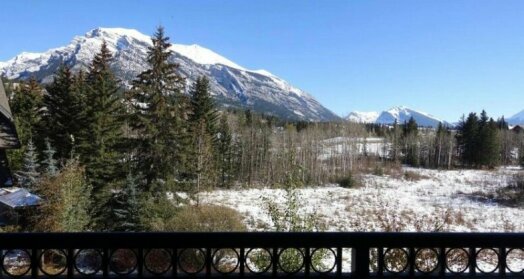 Canmore Mountain Apartment