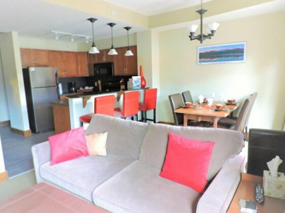 Fenwick Vacation Rentals Spacious Mountain 2 Bedroom with Hot tub - Photo2