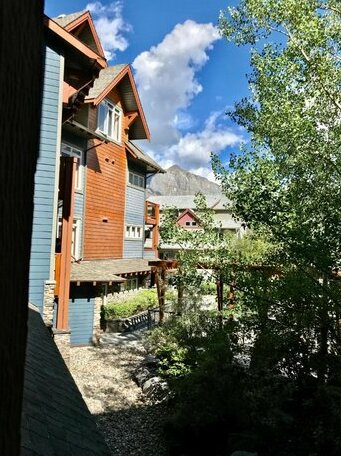 Luxurious Two Bedroom Condo in Canmore - Photo4