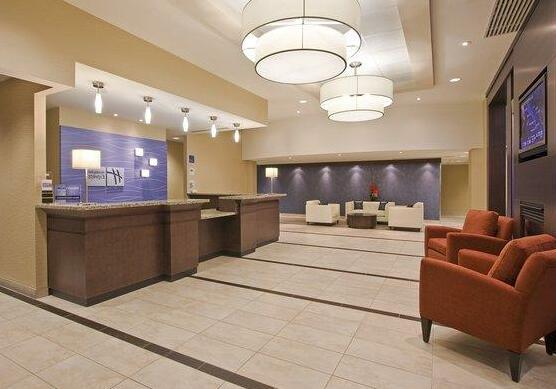 Holiday Inn Express Hotel & Suites Chatham South - Photo2