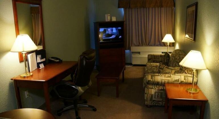 Lakeview Inns & Suites Chetwynd - Photo3
