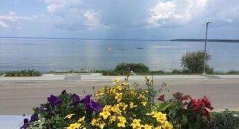 The Lakefront House - Photo4