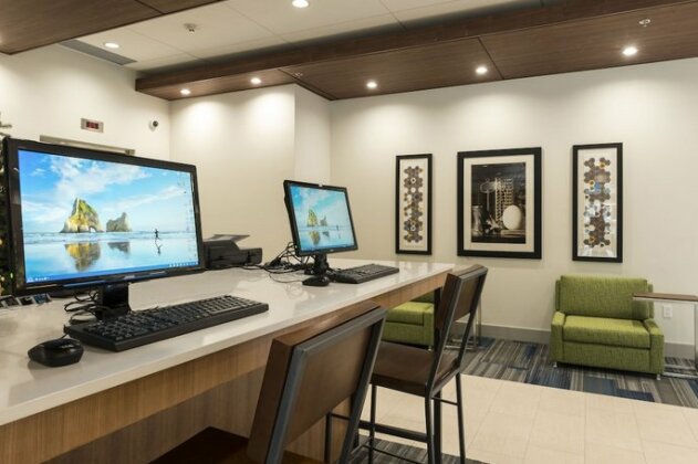 Holiday Inn Express & Suites Victoria-Colwood - Photo3