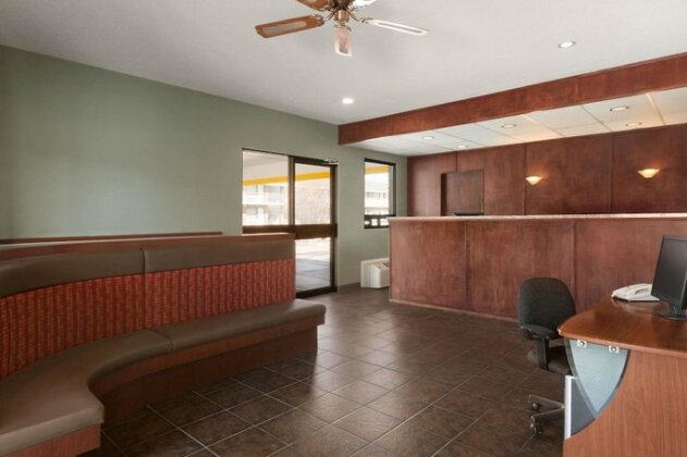 Econo Lodge Inn & Suites Cranbrook - Photo3