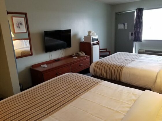 Econo Lodge Inn & Suites Cranbrook - Photo4